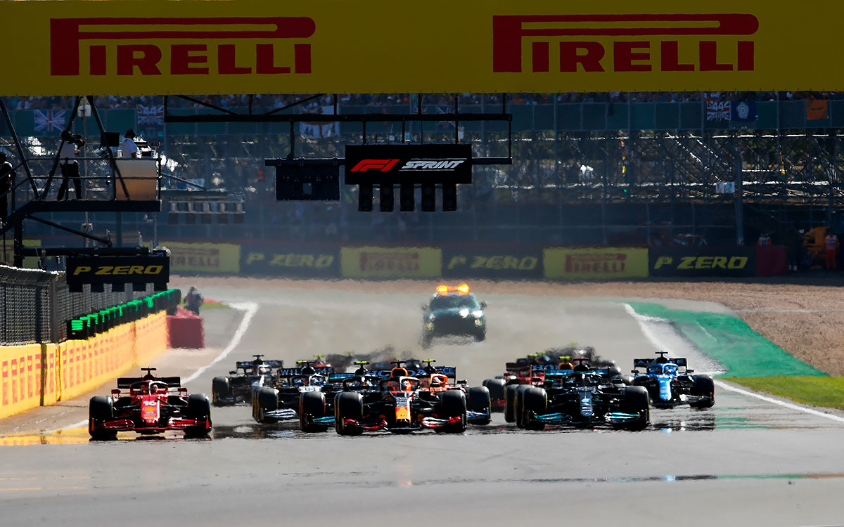 2021年F1英国大奖赛冲刺赛，发车后不久的主直道景象