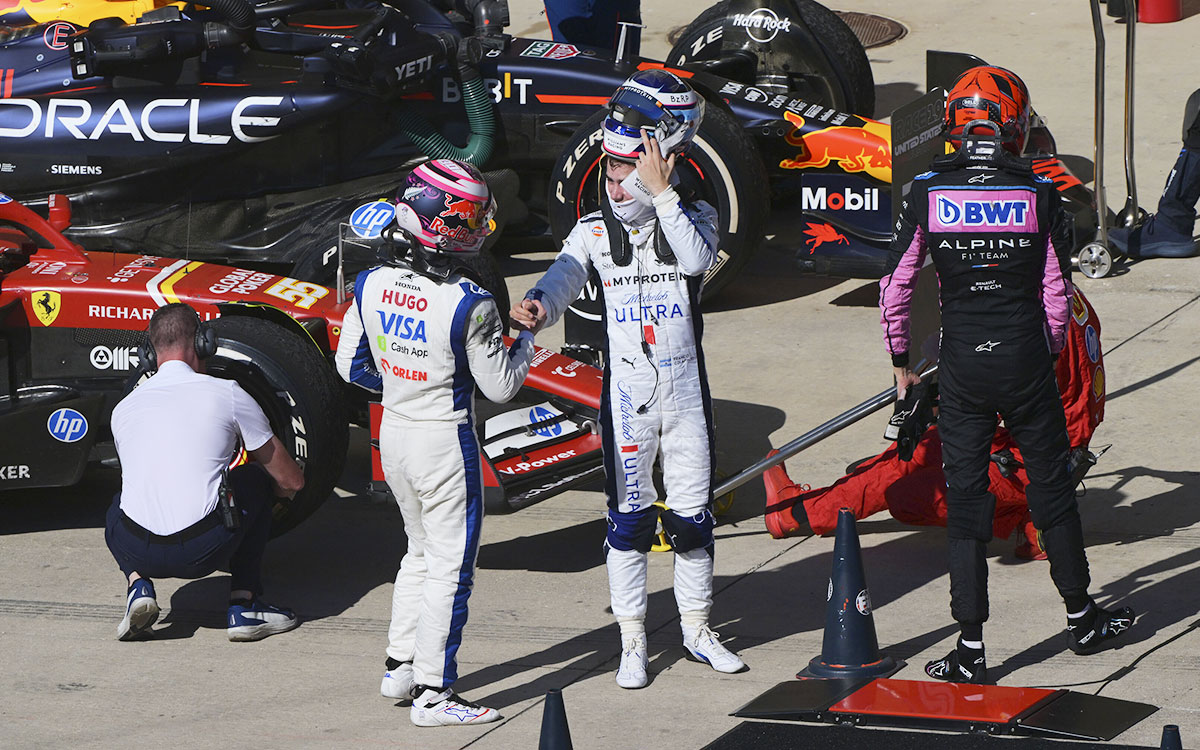 2024年F1美国大奖赛正赛,迈凯伦车队技师围拢赛车执行进站作业