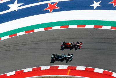 2021年F1美国大奖赛一练，行驶在美洲赛道（COTA）的红牛车手佩雷兹与阿斯顿·马丁车手维特尔