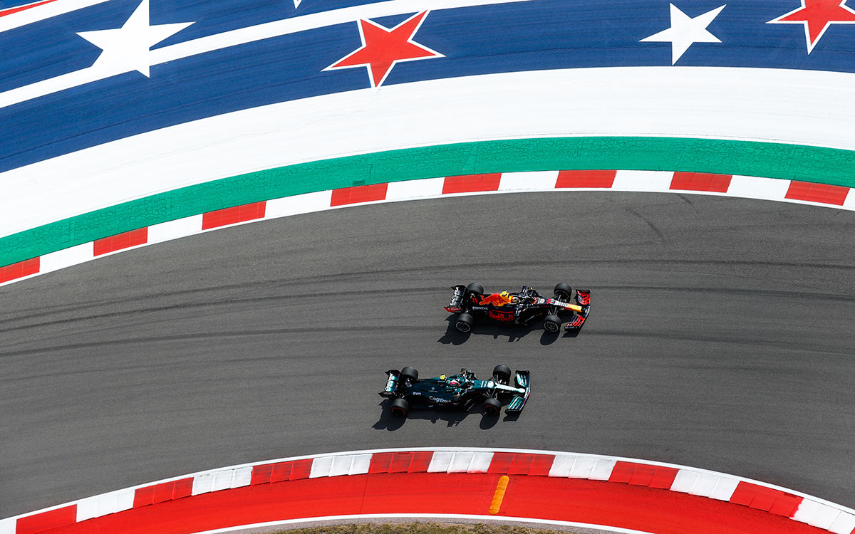2021年F1美国大奖赛一练，行驶在美洲赛道（COTA）的红牛车手佩雷兹与阿斯顿·马丁车手维特尔