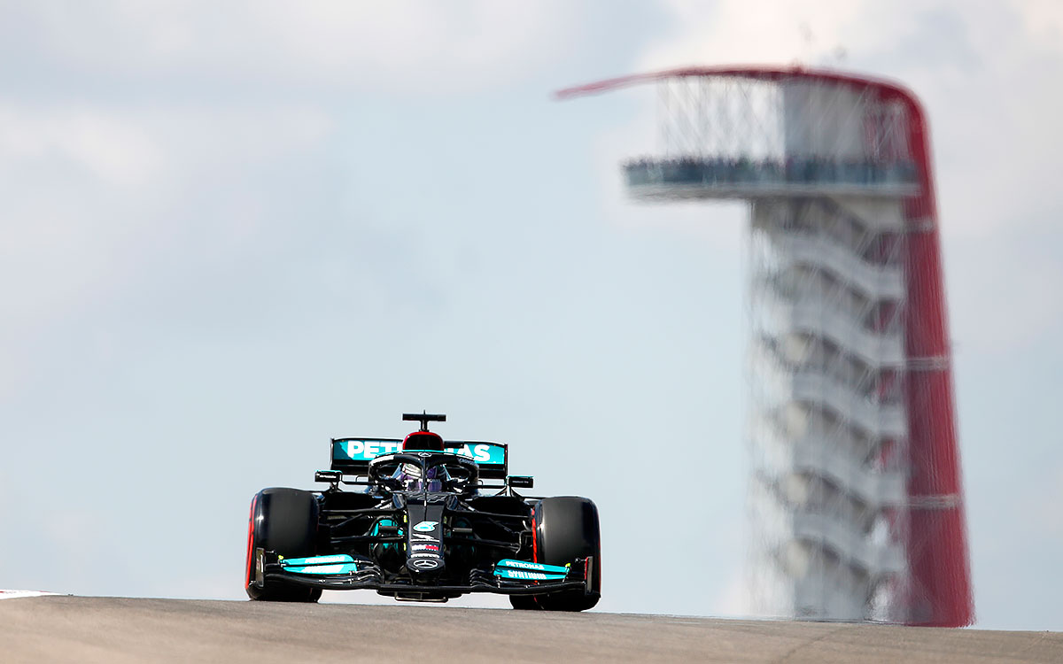2021年F1美国大奖赛首日自由练习,在美洲赛道(COTA)展望台背景下行驶的梅赛德斯车手汉密尔顿