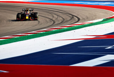 2021年F1美国大奖赛二练，驾驶红牛RB16B行驶在美洲赛道（COTA）的佩雷兹
