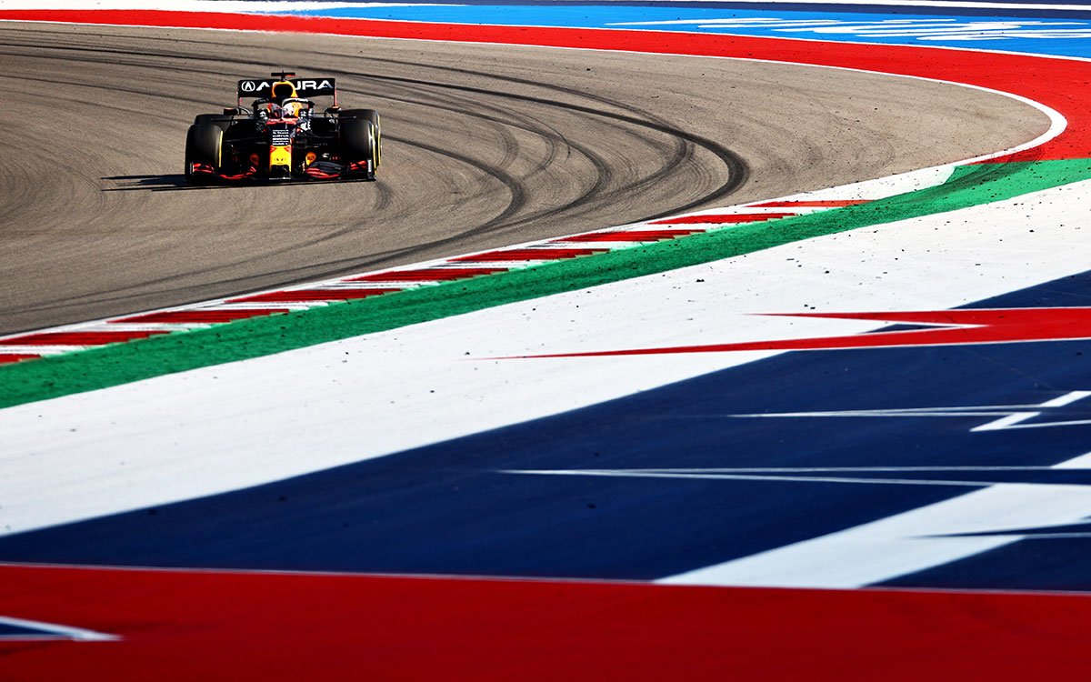 2021年F1美国大奖赛二练，驾驶红牛RB16B行驶在美洲赛道（COTA）的佩雷兹