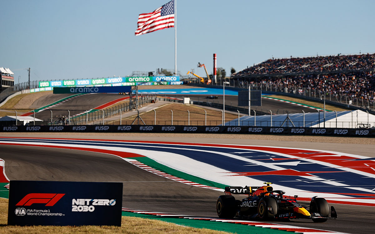 2022年F1美国大奖赛二练，佩雷兹驾驶红牛在星条旗背景下于COTA赛道行驶