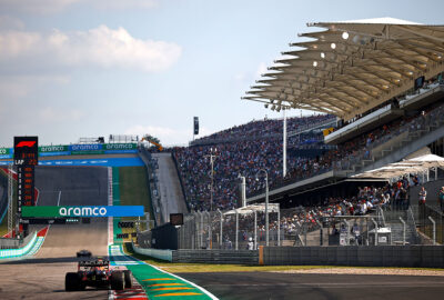 2021年F1美国大奖赛三练，驶上美洲赛道（COTA）主直道的红牛车手佩雷兹