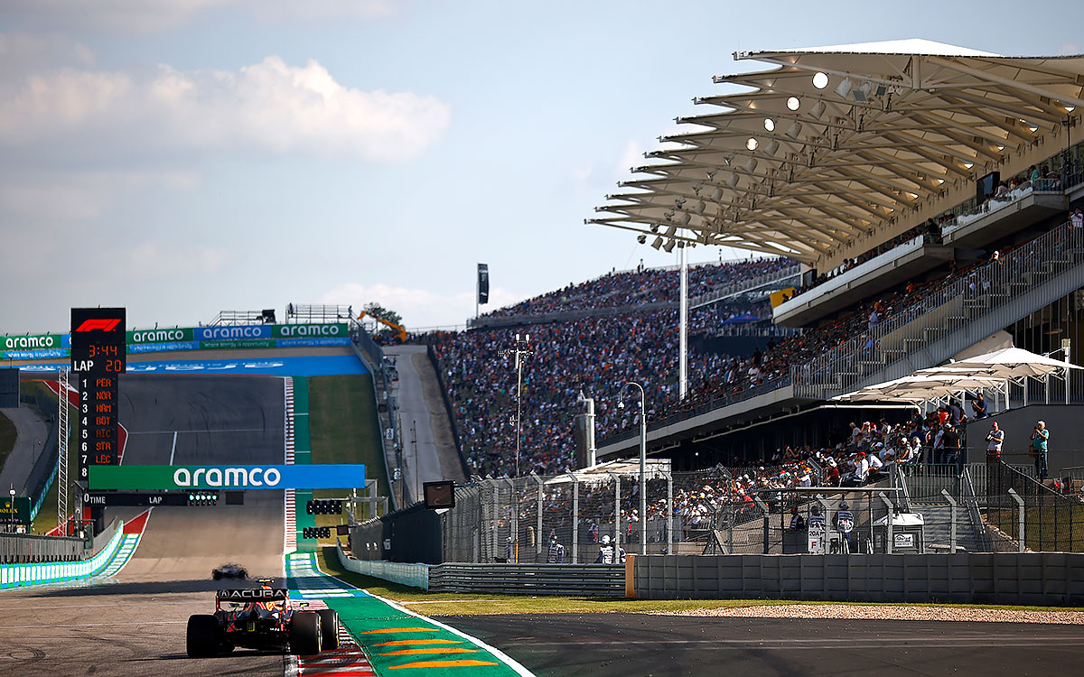 2021年F1美国大奖赛三练，驶上美洲赛道（COTA）主直道的红牛车手佩雷兹