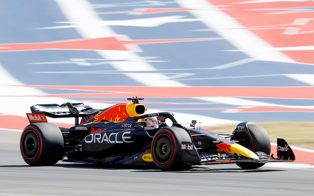 2022年F1美国大奖赛三练，维斯塔潘的1号红牛RB18在COTA赛道行驶