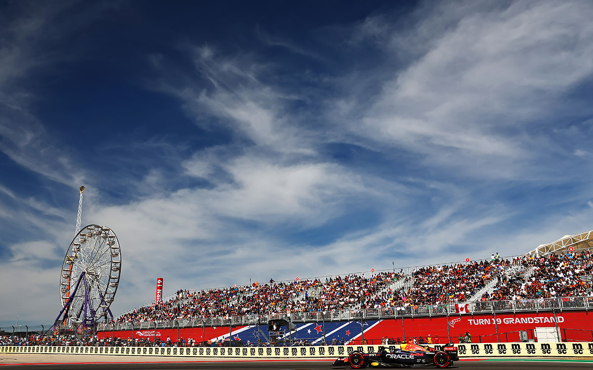 2022年F1美国大奖赛三练，佩雷兹驾驶红牛在COTA赛道行驶