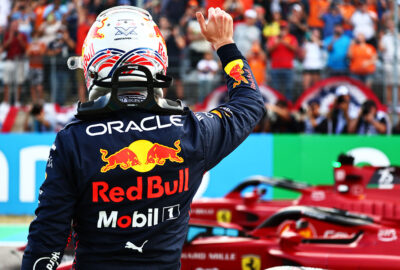 2022年F1美国大奖赛排位赛，排位结束后向看台车迷致意回应声援的维斯塔潘（红牛）