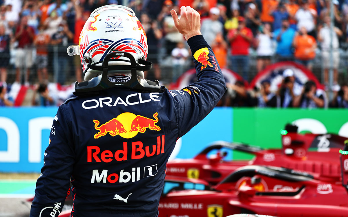 2022年F1美国大奖赛排位赛，排位结束后向看台车迷致意回应声援的维斯塔潘（红牛）