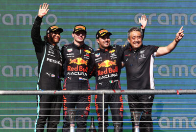 2021年F1美国大奖赛正赛，登上领奖台的红牛车手维斯塔潘与佩雷兹、梅赛德斯车手汉密尔顿、本田F1常务董事山本雅史