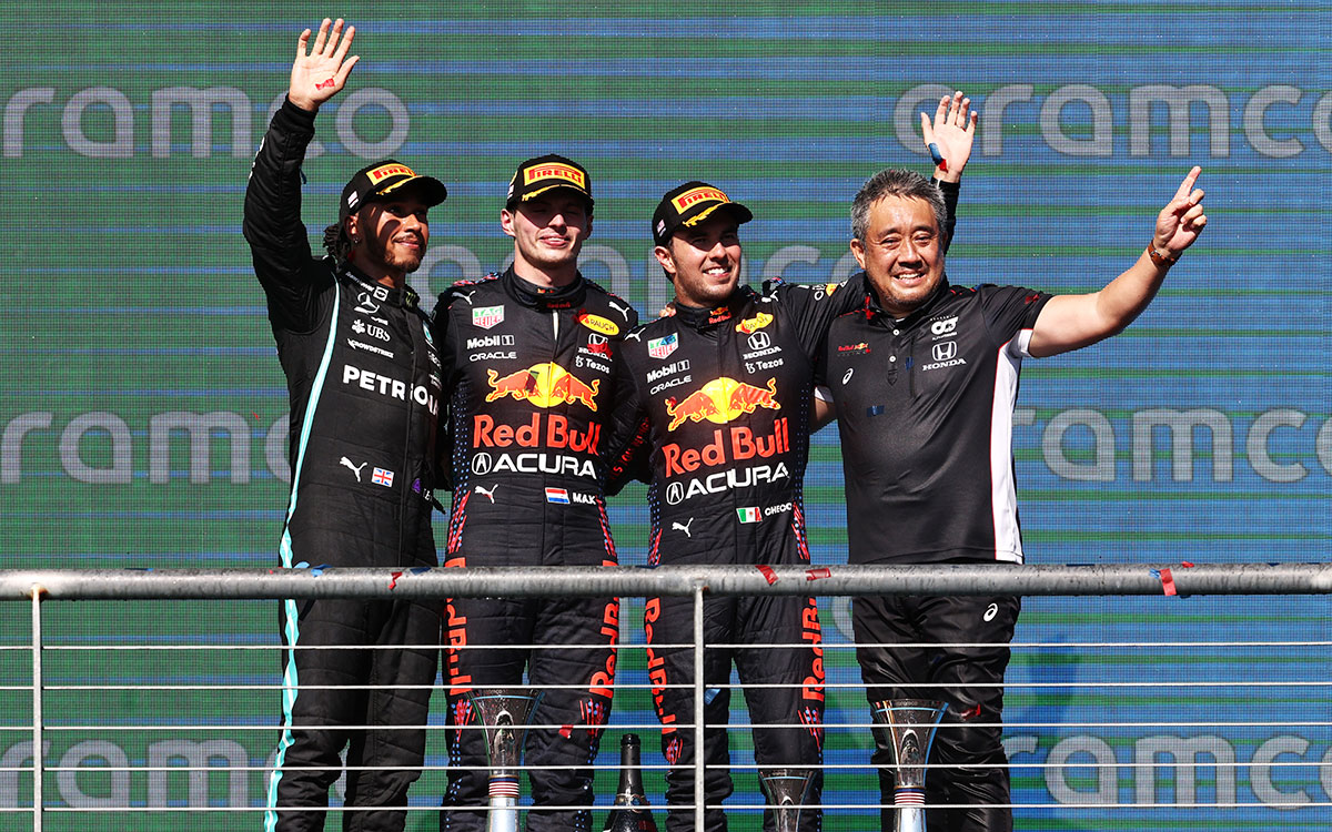 2021年F1美国大奖赛正赛，登上领奖台的红牛车手维斯塔潘与佩雷兹、梅赛德斯车手汉密尔顿、本田F1常务董事山本雅史