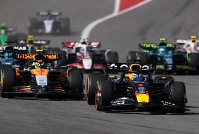 2025年F1美国大奖赛正赛发车后的1号弯，维斯塔潘领先身后的诺里斯