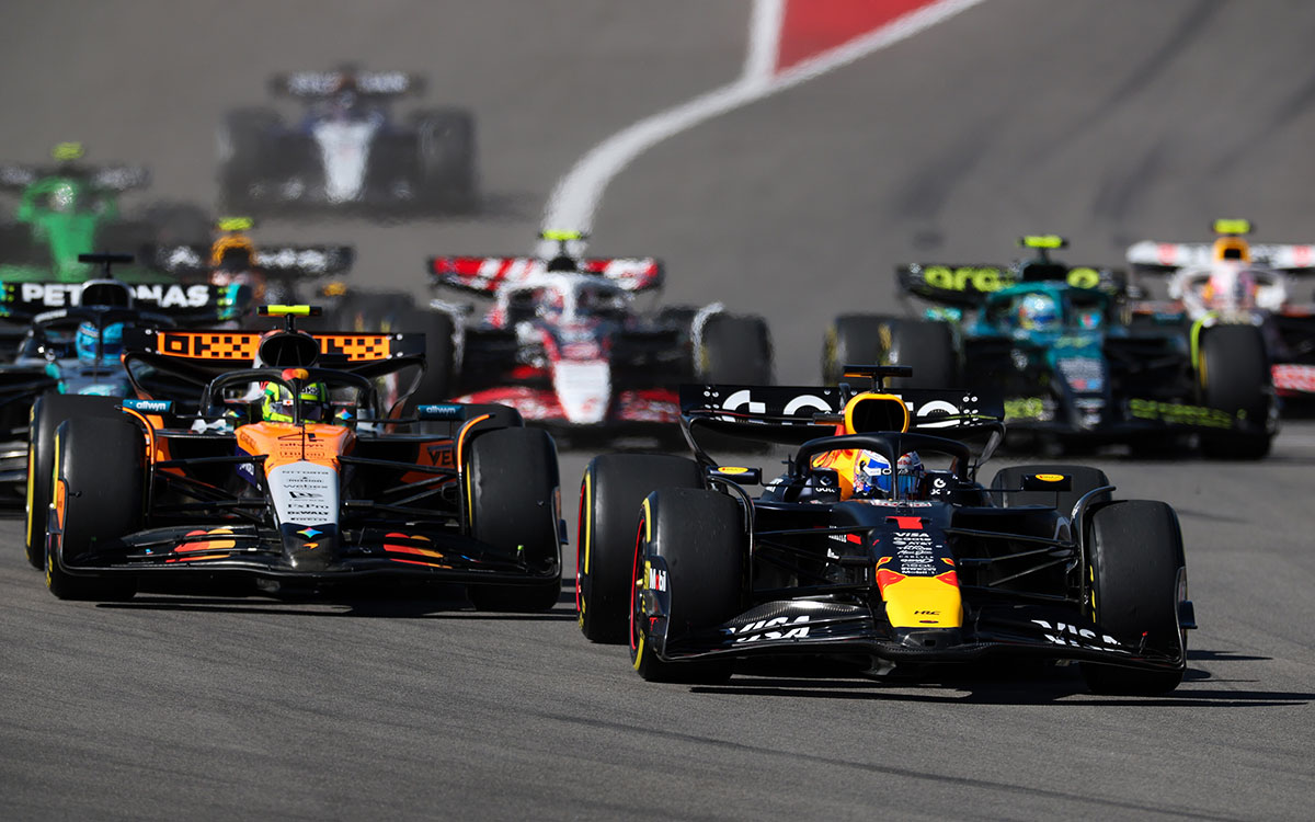 2025年F1美国大奖赛正赛发车后的1号弯，维斯塔潘领先身后的诺里斯