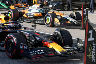 2025年F1美国大奖赛冲刺排位，维斯塔潘与皮亚斯特里把赛车停在检录区