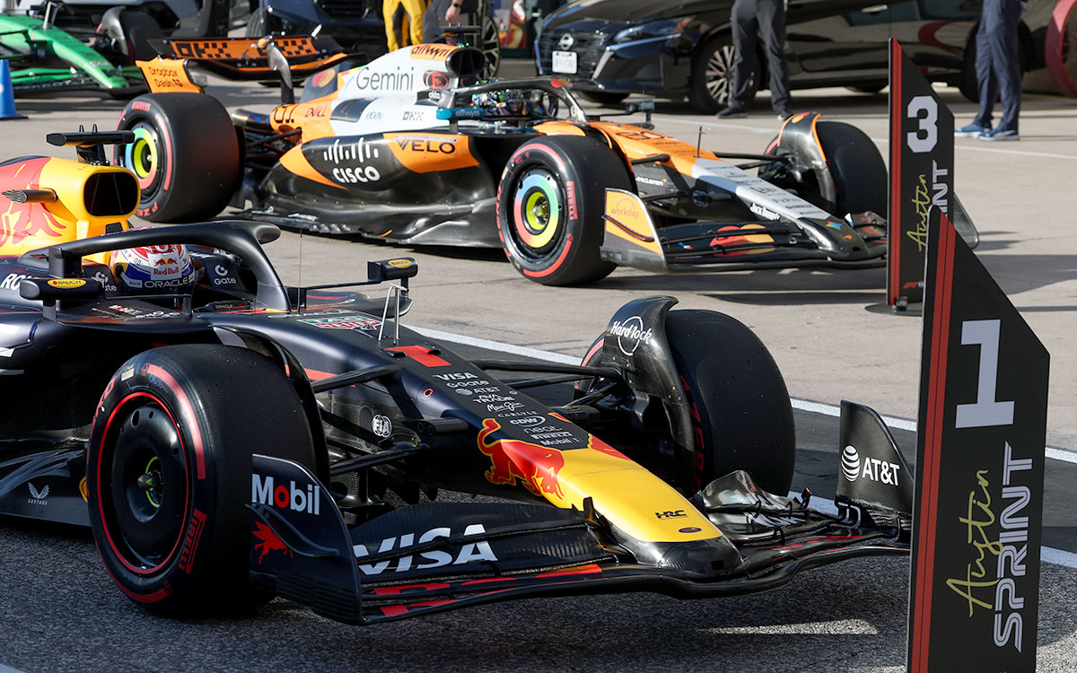 2025年F1美国大奖赛冲刺排位，维斯塔潘与皮亚斯特里把赛车停在检录区