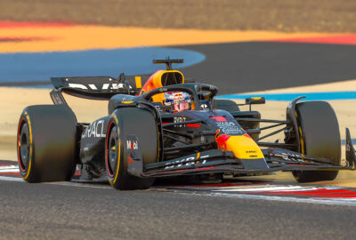 2024年F1巴林季前测试，维斯塔潘驾驶红牛赛车在巴林国际赛道进行测试