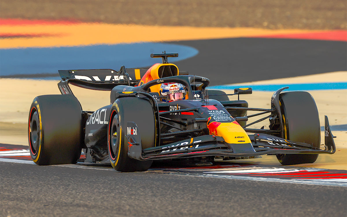 2024年F1巴林季前测试,维斯塔潘驾驶红牛赛车在巴林国际赛道进行测试