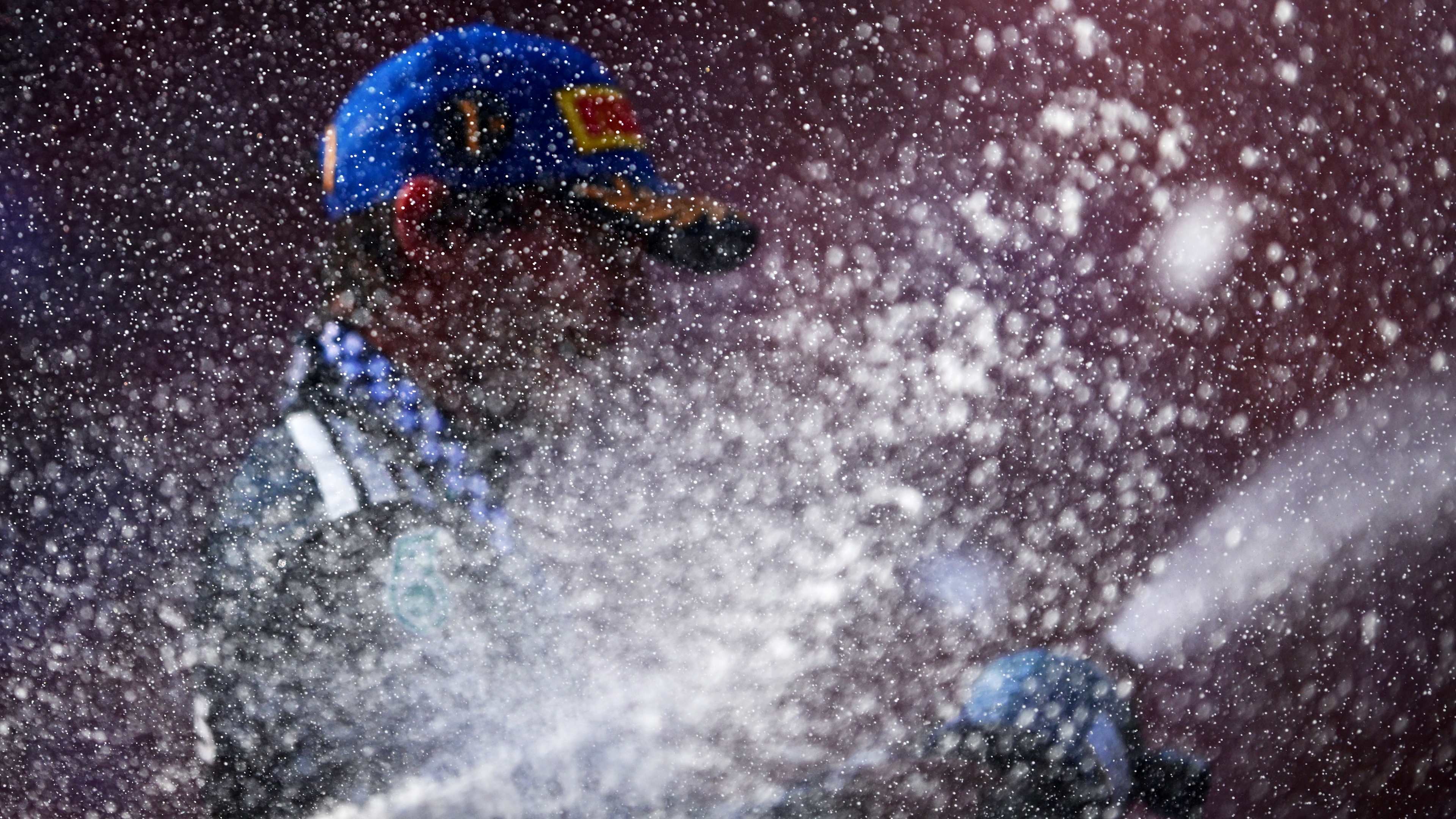 马克斯·维斯塔潘在蒙扎领奖台喷洒香槟