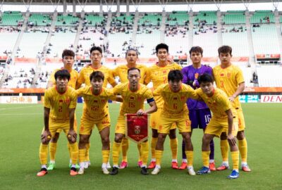 中国男足亚运队在2026年亚运会半决赛对阵韩国队前的合影