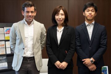 小椋蓝、卡洛斯·埃斯佩莱塔与日本体育厅代表在东京会面的合影