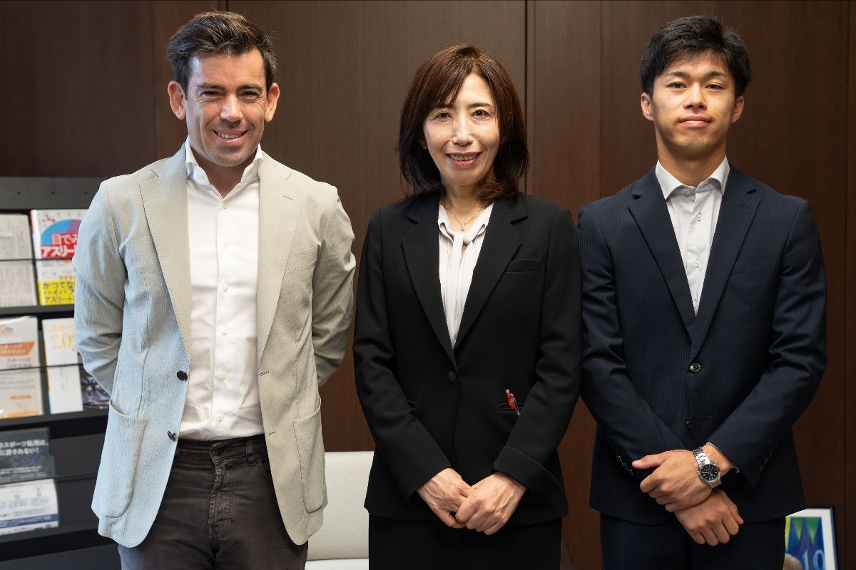 小椋蓝、卡洛斯·埃斯佩莱塔与日本体育厅代表在东京会面的合影