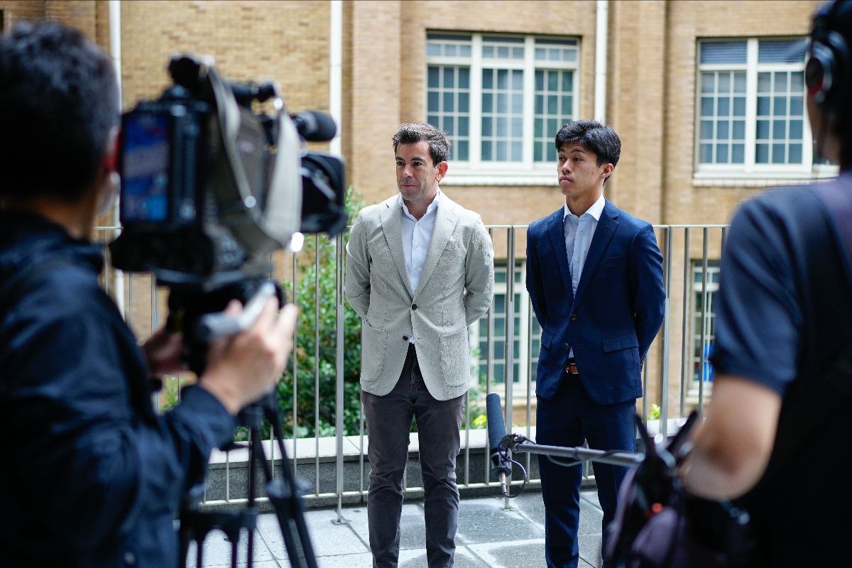 小椋蓝与卡洛斯·埃斯佩莱塔在东京拜访日本体育厅期间接受媒体采访