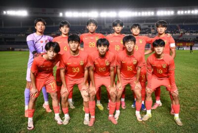 中国U-16男足在2026年沈阳和平杯对阵澳大利亚队前的合影