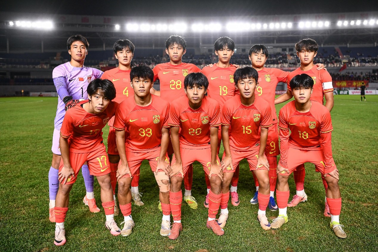 中国U-16男足在2026年沈阳和平杯对阵澳大利亚队前的合影