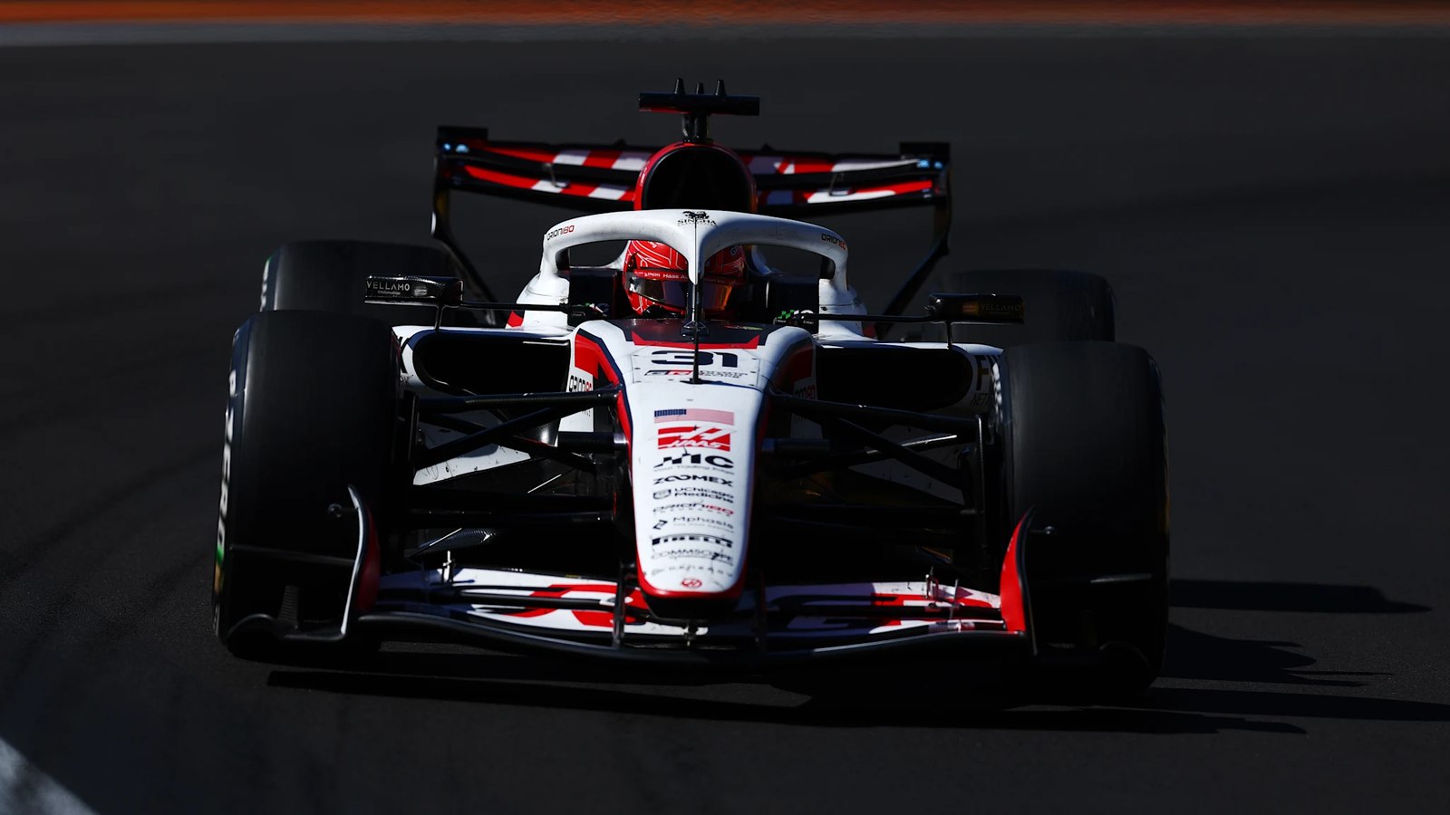 奥康驾驶31号哈斯赛车参加F1比赛的资料图