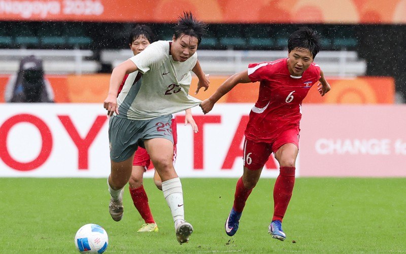中国女足球员在2026年亚运会半决赛中与朝鲜队球员拼抢
