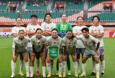 中国女足在2026年亚运会半决赛对阵朝鲜队前的合影