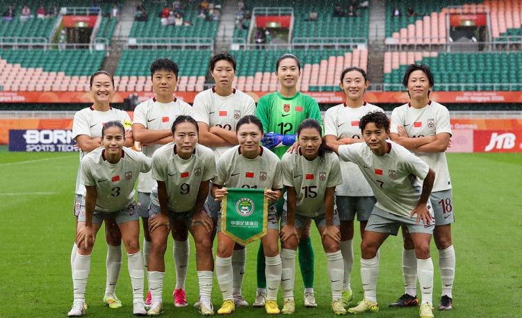 中国女足在2026年亚运会半决赛对阵朝鲜队前的合影