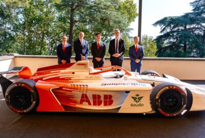 FIA、FE与普利司通联合发布活动中的展示车及代表合影