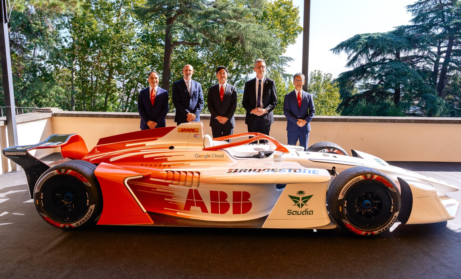 FIA、FE与普利司通联合发布活动中的展示车及代表合影