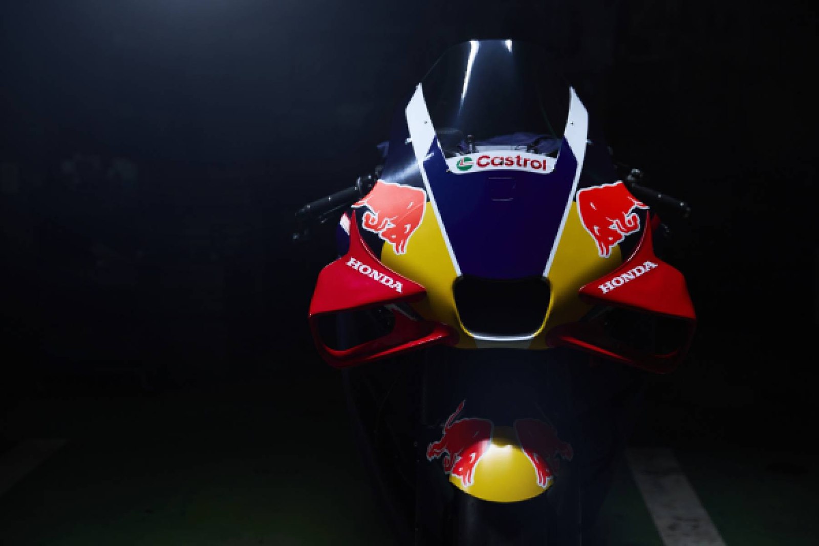 本田HRC与红牛2027年MotoGP合作公告中的赛车品牌展示