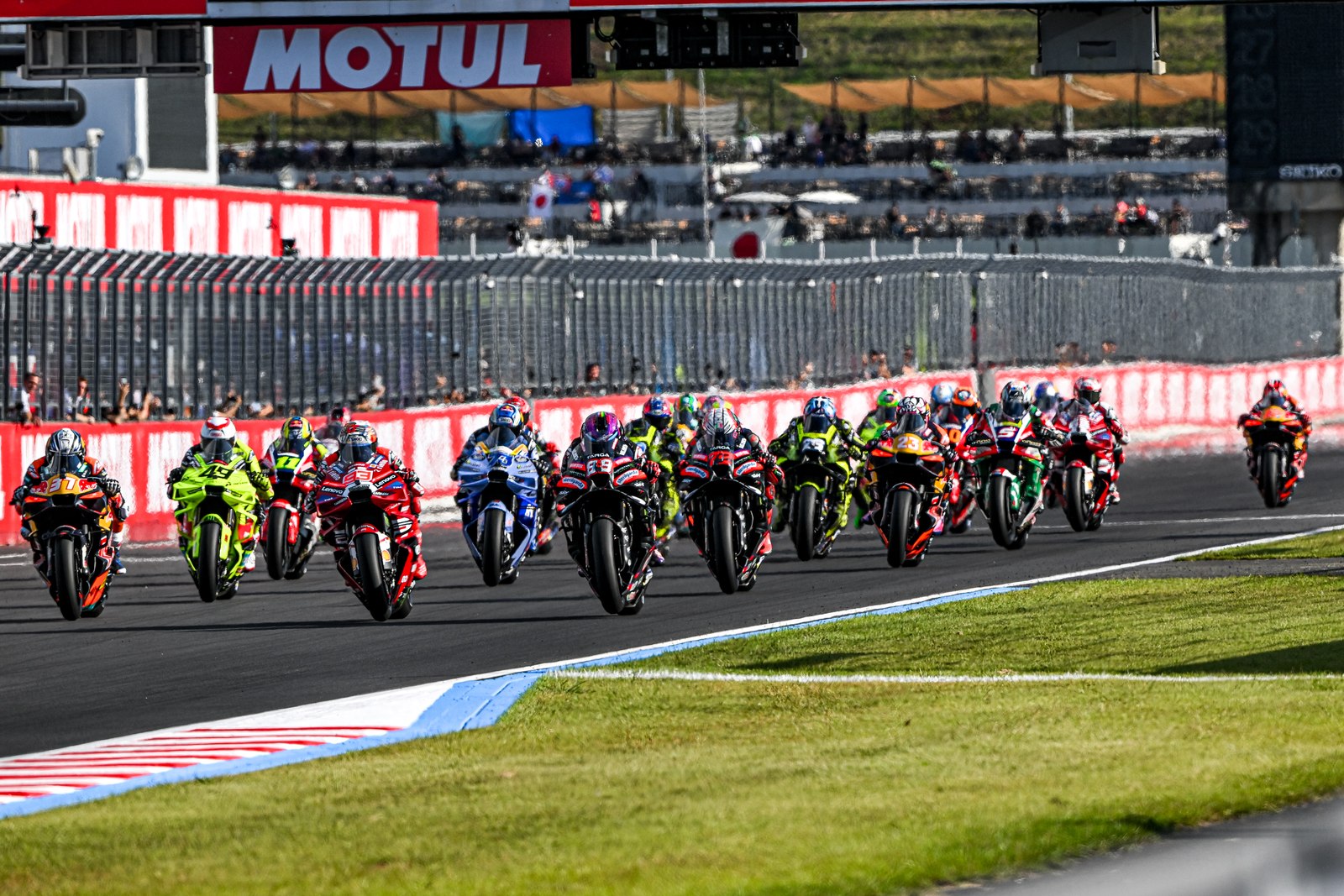 2026年10月3日，日本站MotoGP冲刺赛车群（资料图）