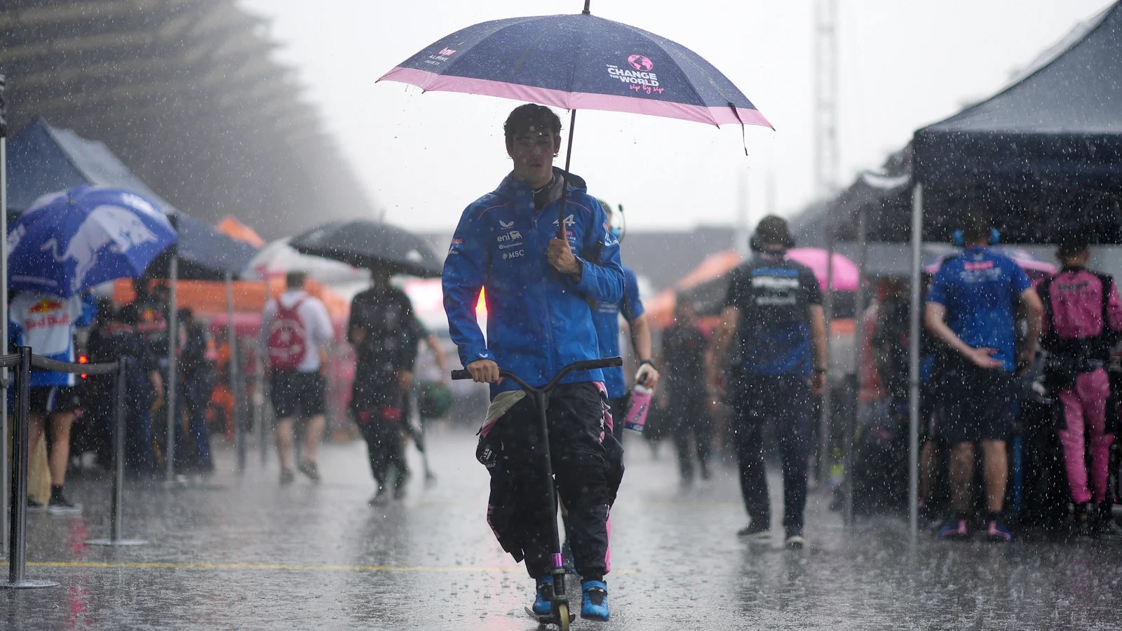 科拉平托在10月4日雪邦发车前的雨中撑伞等待