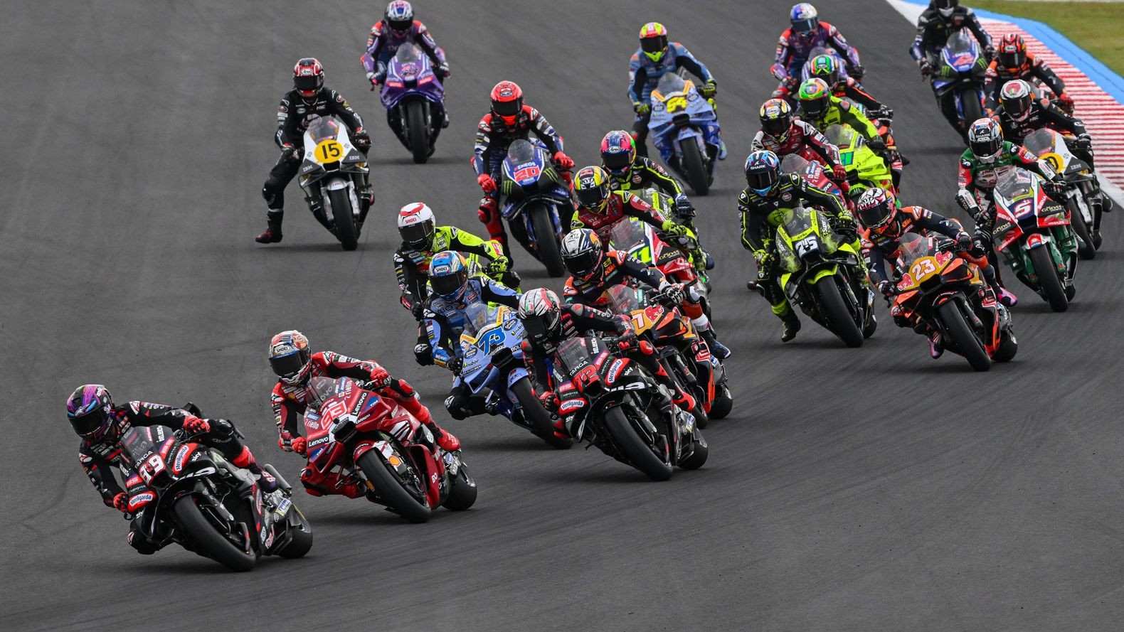 2026年日本大奖赛MotoGP赛车争夺画面，2027赛制公告采用的资料图。