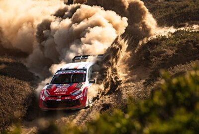 2026年10月4日撒丁岛站，奥吉尔与朗代斯驾驶1号丰田GR Yaris Rally1。