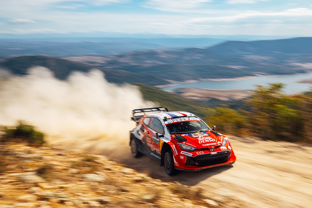 2026年10月3日撒丁岛站，奥吉尔与朗代斯驾驶1号丰田GR Yaris Rally1。