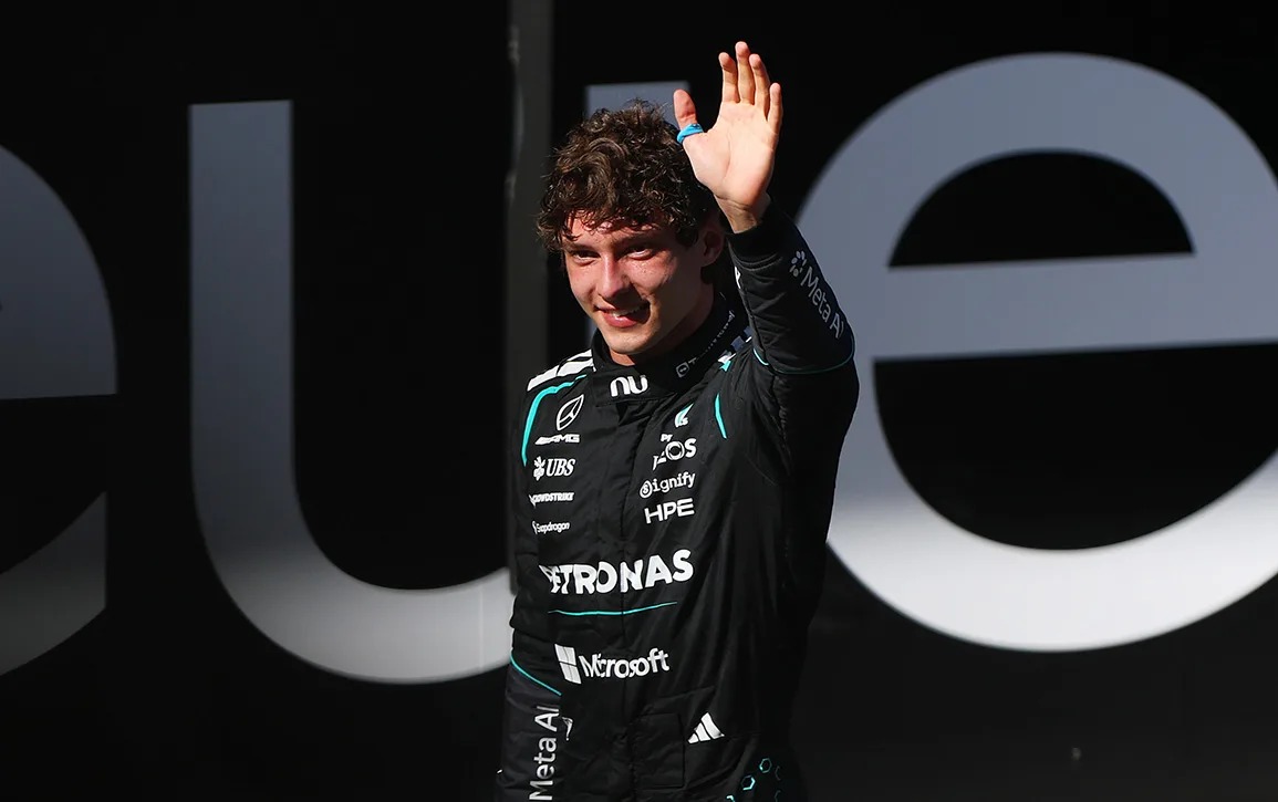 2026年スペインGPでメルセデスのレーシングスーツを着て手を振るキミ・アントネッリ