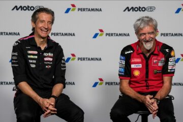 2026年10月8日MotoGP印尼站，阿普利亚赛车部门CEO马西莫·里沃拉（左）与杜卡迪赛车部门总经理吉吉·达利尼亚出席联合发布会。