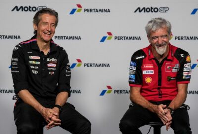 2026年10月8日MotoGP印尼站，阿普利亚赛车部门CEO马西莫·里沃拉（左）与杜卡迪赛车部门总经理吉吉·达利尼亚出席联合发布会。