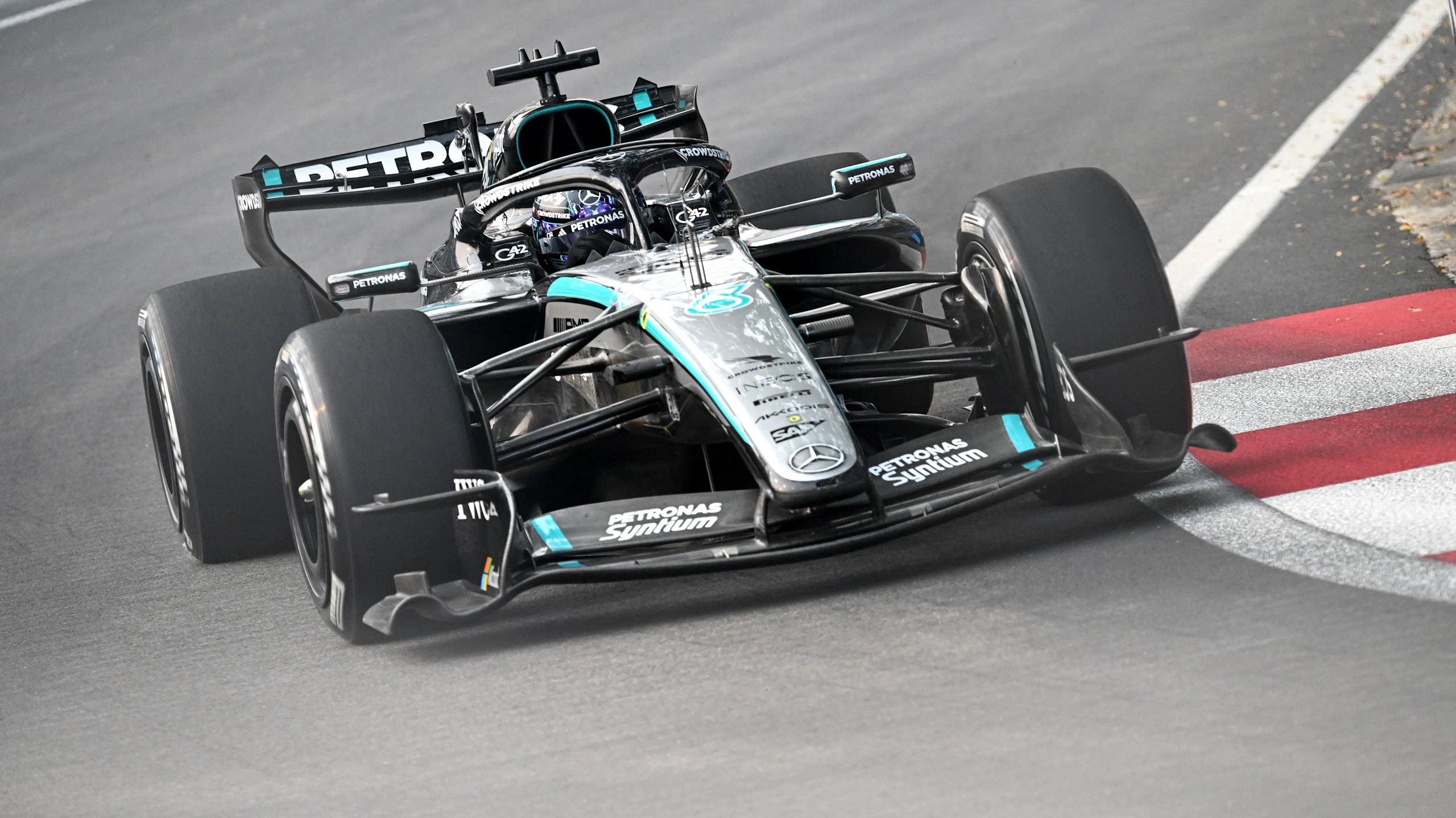 2026年10月9日F1新加坡大奖赛一练，乔治·拉塞尔驾驶63号梅赛德斯赛车通过弯道。