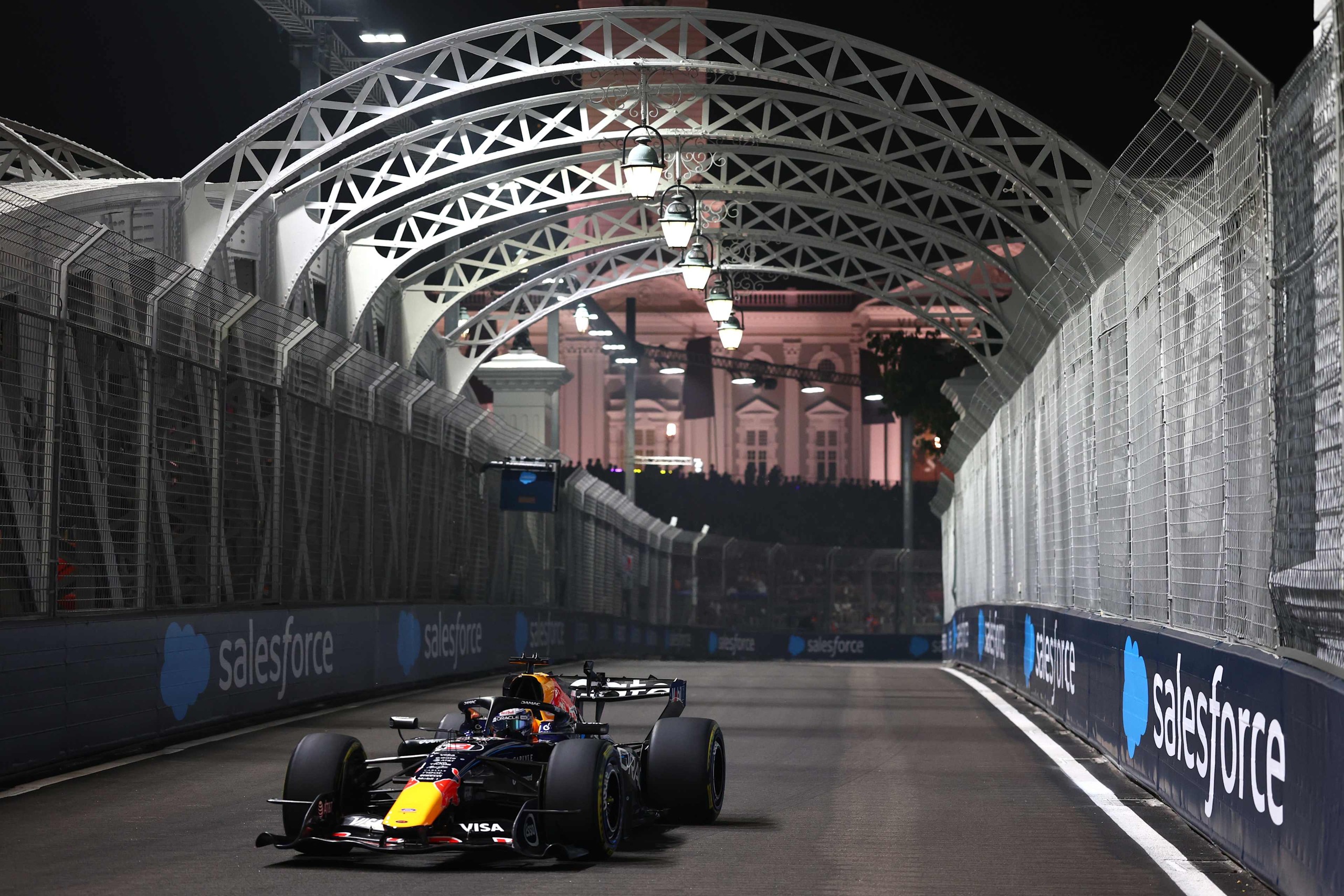2026年10月9日F1新加坡大奖赛冲刺排位赛,维斯塔潘驾驶3号红牛赛车通过滨海湾街道赛道。