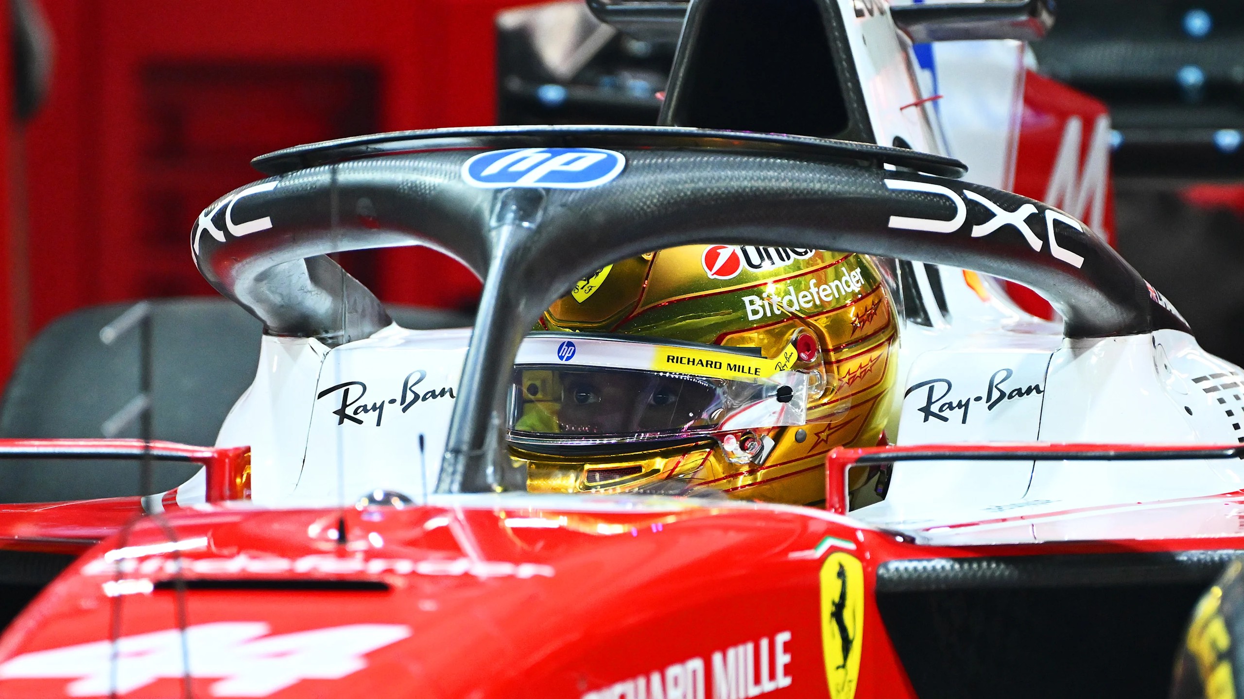2026年10月9日F1新加坡冲刺排位,汉密尔顿在44号法拉利赛车内准备出场。