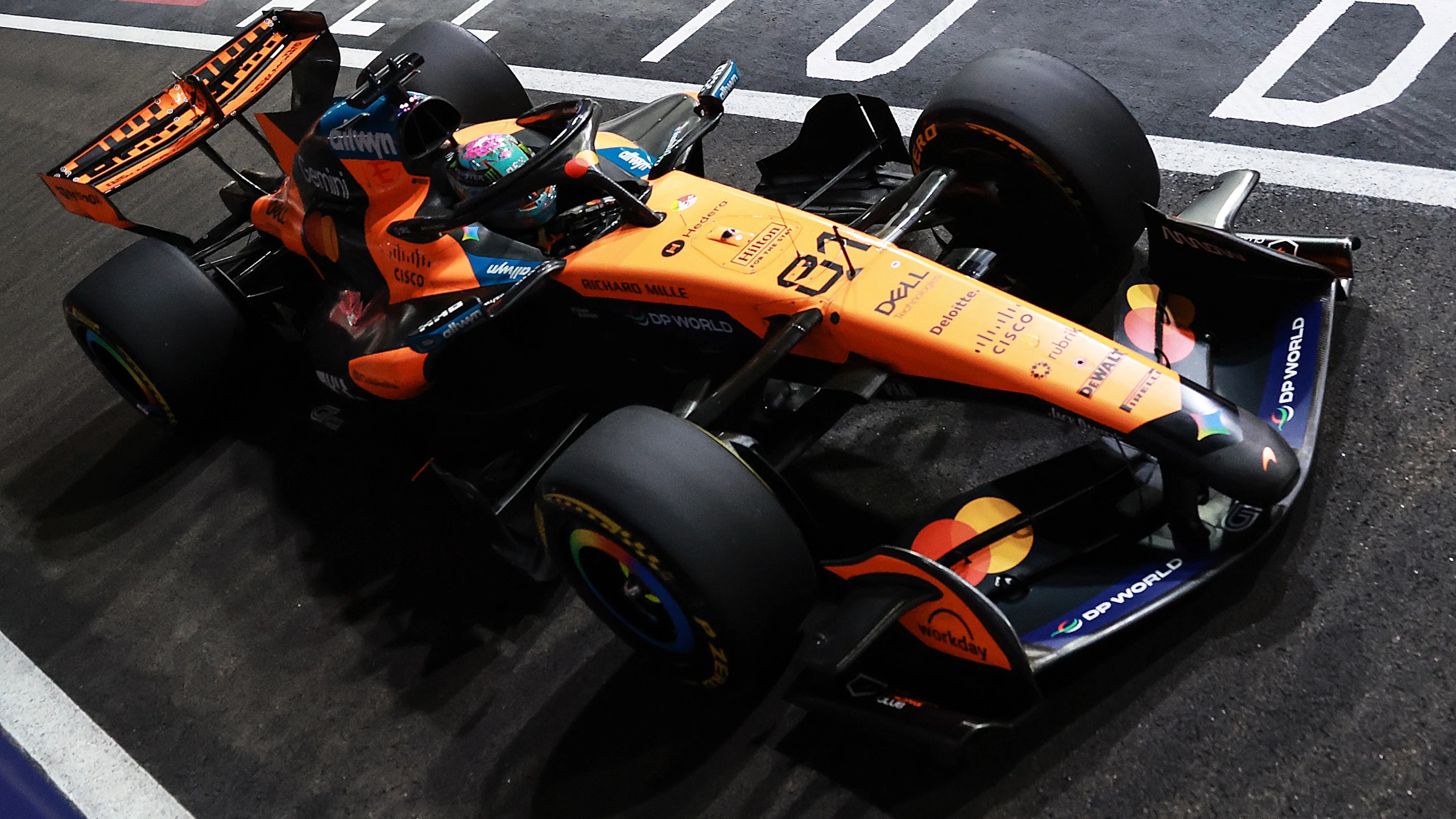 2026年10月9日F1新加坡冲刺排位，皮亚斯特里驾驶81号迈凯伦赛车。
