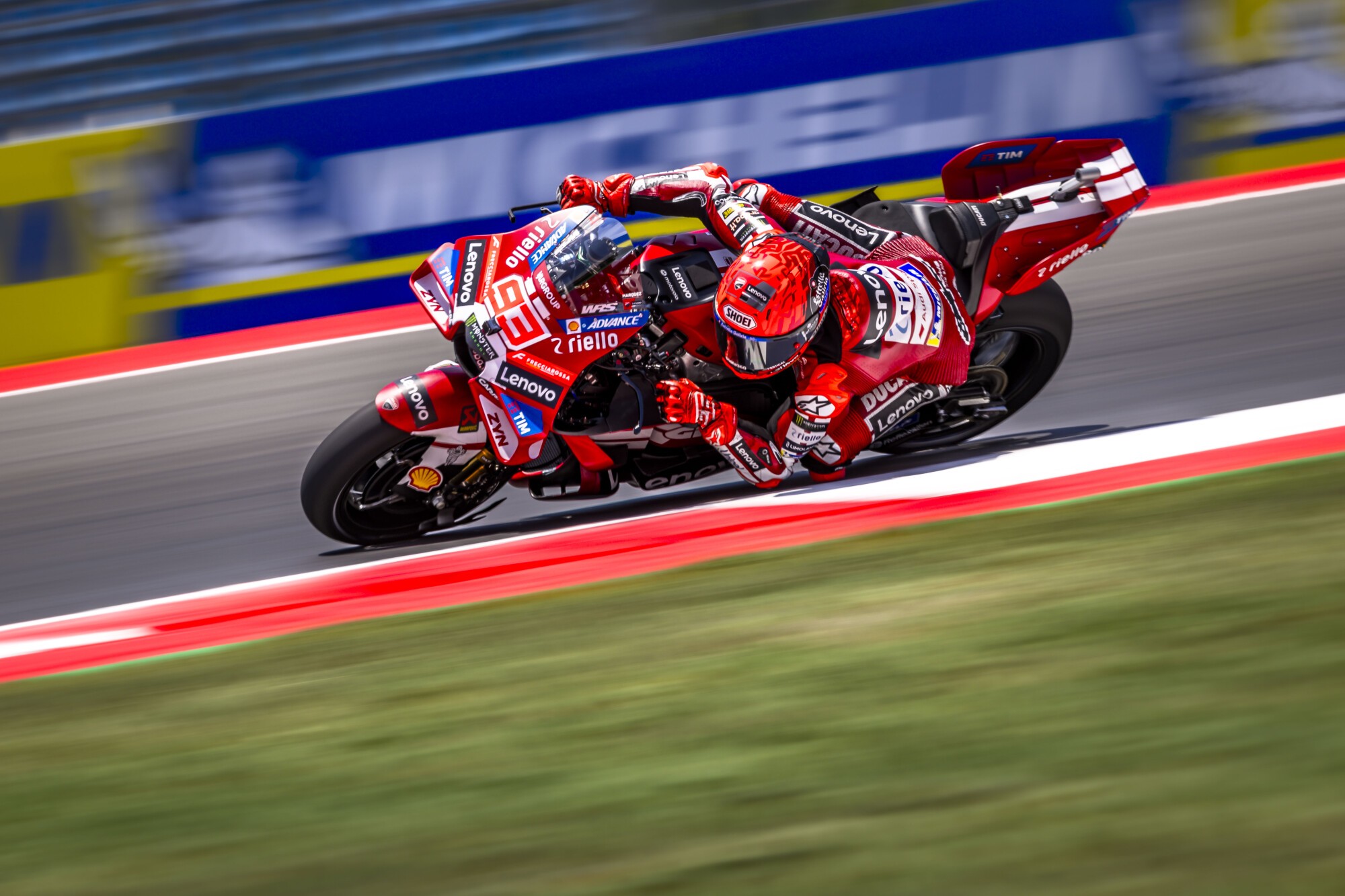2026年10月9日MotoGP印尼站周五，马克·马奎斯驾驶93号杜卡迪赛车通过曼达利卡赛道。