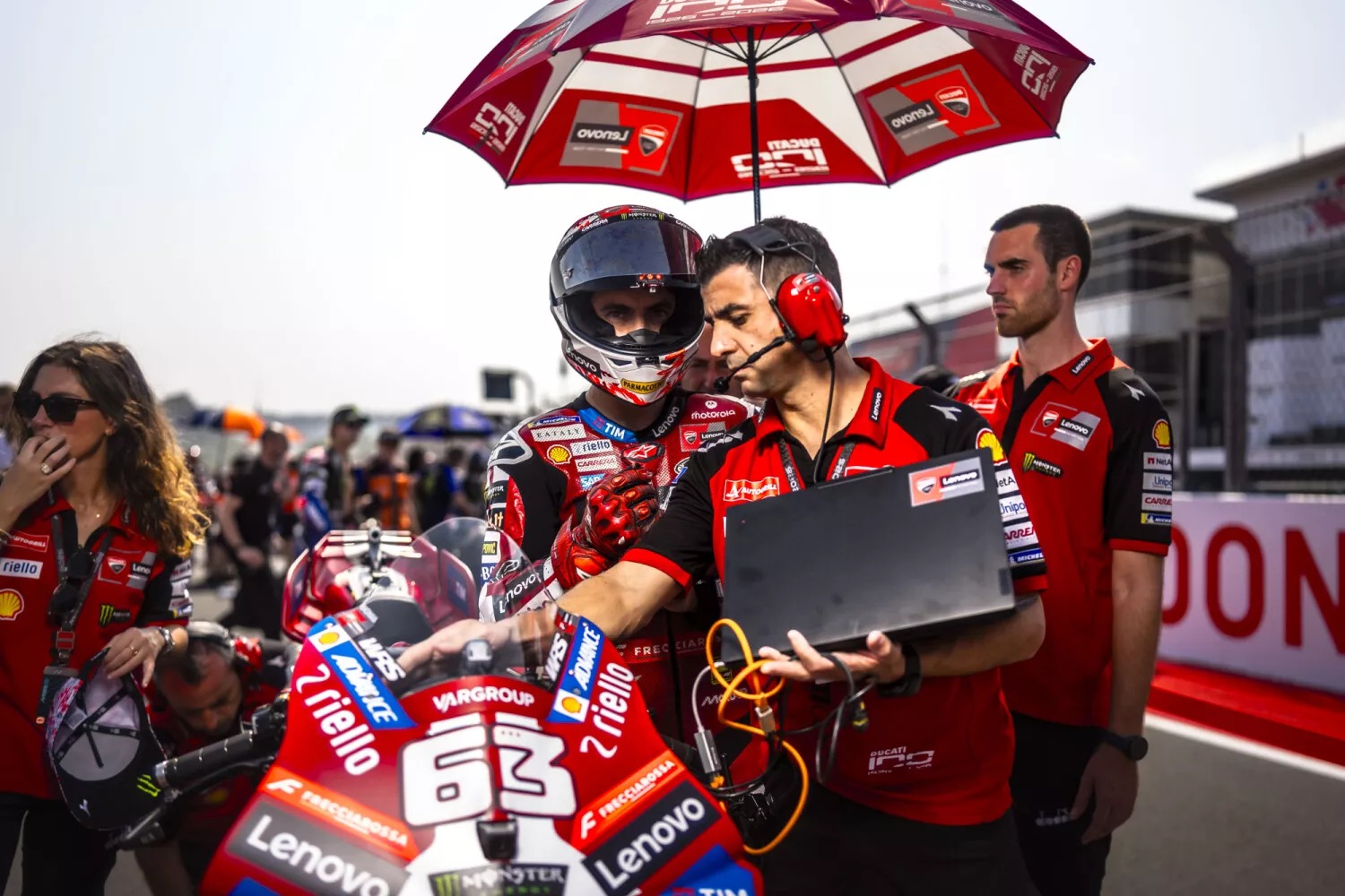 2026年10月10日MotoGP印尼站冲刺赛发车前,巴尼亚亚与工作人员在63号杜卡迪赛车旁准备。